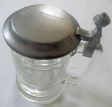 Einfacher Bierkrug mit Zinndeckel